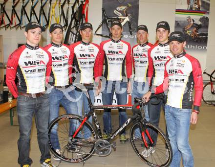 Radsport. Teampraesentation Radland Kaernten. Hinten von links: Benedikt Steiner, Martin Schoeffmann, Markus Goetz, Michael Schwaiger, Adam Homolka, Liam Poole, Stefan Rucker. Klagenfurt, am 23.3.2011.
Foto: Kuess
---
pressefotos, pressefotografie, kuess, qs, qspictures, sport, bild, bilder, bilddatenbank