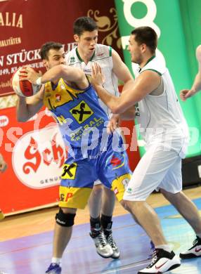 Basketball Bundesliga. Woerthersee Piraten gegen UBC St. Poelten. Rhinehart Erik, Weber Bernhard (Piraten), Tomislav Gaspar (St.Poelten).  Klagenfurt, 27.3.2011
Foto: Kuess

---
pressefotos, pressefotografie, kuess, qs, qspictures, sport, bild, bilder, bilddatenbank