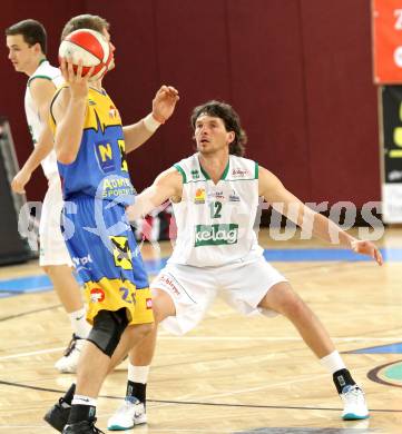 Basketball Bundesliga. Woerthersee Piraten gegen UBC St. Poelten. Husanovic Selmir (Piraten),  Richard Poiger (St.Poelten).  Klagenfurt, 27.3.2011
Foto: Kuess

---
pressefotos, pressefotografie, kuess, qs, qspictures, sport, bild, bilder, bilddatenbank