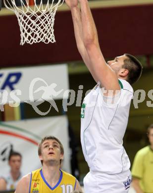 Basketball Bundesliga. Woerthersee Piraten gegen UBC St. Poelten. Weber Bernhard (Piraten),  Richard Poiger (St.Poelten).  Klagenfurt, 27.3.2011
Foto: Kuess

---
pressefotos, pressefotografie, kuess, qs, qspictures, sport, bild, bilder, bilddatenbank