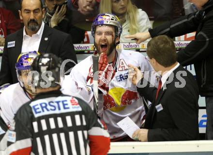 EBEL. Eishockey Bundesliga. KAC gegen Red Bull Salzburg. Daniel Bois, Trainer Pierre Page (Salzburg). Klagenfurt, am 31.3.2011.
Foto: Kuess 

---
pressefotos, pressefotografie, kuess, qs, qspictures, sport, bild, bilder, bilddatenbank