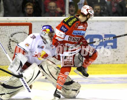 EBEL. Eishockey Bundesliga. KAC gegen Red Bull Salzburg. Tyler Scofield, (KAC), Reinhard Divis (Salzburg). Klagenfurt, am 31.3.2011.
Foto: Kuess 

---
pressefotos, pressefotografie, kuess, qs, qspictures, sport, bild, bilder, bilddatenbank