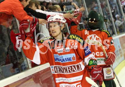 EBEL. Eishockey Bundesliga. KAC gegen Red Bull Salzburg. Tyler Scofield, Maskottchen Lindi (KAC). Klagenfurt, am 31.3.2011.
Foto: Kuess 

---
pressefotos, pressefotografie, kuess, qs, qspictures, sport, bild, bilder, bilddatenbank