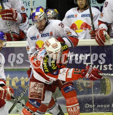 EBEL. Eishockey Bundesliga. KAC gegen Red Bull Salzburg. Paul Schellander, (KAC), Brent Aubin (Salzburg). Klagenfurt, am 31.3.2011.
Foto: Kuess 

---
pressefotos, pressefotografie, kuess, qs, qspictures, sport, bild, bilder, bilddatenbank