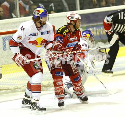 EBEL. Eishockey Bundesliga. KAC gegen Red Bull Salzburg. Mike Craig, (KAC),  Douglas Lynch (Salzburg). Klagenfurt, am 5.4.2011.
Foto: Kuess 

---
pressefotos, pressefotografie, kuess, qs, qspictures, sport, bild, bilder, bilddatenbank