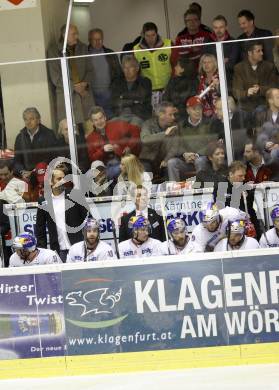 EBEL. Eishockey Bundesliga. KAC gegen Red Bull Salzburg. Trainer Pierre Page, im Hintergrund die neue gepanzerte und erhoehte Plexiglaswand, welche eigens fuer Perre Page errichtet werden musste. (Salzburg). Klagenfurt, am 5.4.2011.
Foto: Kuess 

---
pressefotos, pressefotografie, kuess, qs, qspictures, sport, bild, bilder, bilddatenbank