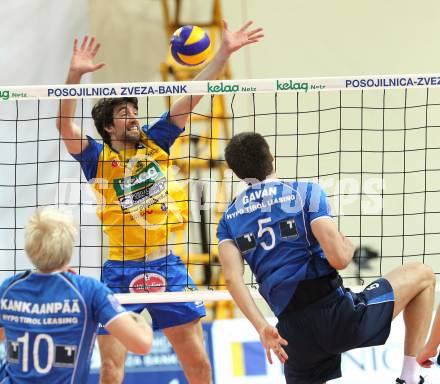 Volleyball. SK Aich/Dob gegen Hypo Tirol. Gerald Reiser  (Aich/Dob), Daniel Gavan (Hypo Tirol).. Klagenfurt, 7.4.2011.
Foto: Kuess

---
pressefotos, pressefotografie, kuess, qs, qspictures, sport, bild, bilder, bilddatenbank