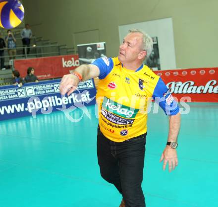 Volleyball. SK Aich/Dob gegen Hypo Tirol. Landeshauptmann Gerhard Doerfler. Klagenfurt, 7.4.2011.
Foto: Kuess

---
pressefotos, pressefotografie, kuess, qs, qspictures, sport, bild, bilder, bilddatenbank