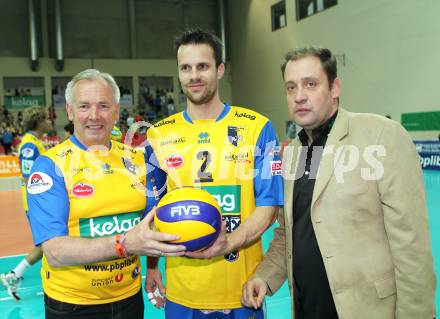 Volleyball. SK Aich/Dob gegen Hypo Tirol. Landeshauptmann Gerhard Doerfler, Miha Kosl, Martin Micheu. Klagenfurt, 7.4.2011.
Foto: Kuess

---
pressefotos, pressefotografie, kuess, qs, qspictures, sport, bild, bilder, bilddatenbank