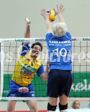 Volleyball. SK Aich/Dob gegen Hypo Tirol. Peter Divis (Aich/Dob), Toni Kankaanpaeae (Hypo Tirol). Klagenfurt, 7.4.2011.
Foto: Kuess

---
pressefotos, pressefotografie, kuess, qs, qspictures, sport, bild, bilder, bilddatenbank