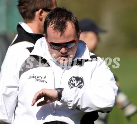 Fussball Kaerntner Liga. Maria Saal gegen Spittal/Drau. Trainer Patrick Meier (Spittal). Maria Saal, am 9.4.2011.
Foto: Kuess
---
pressefotos, pressefotografie, kuess, qs, qspictures, sport, bild, bilder, bilddatenbank