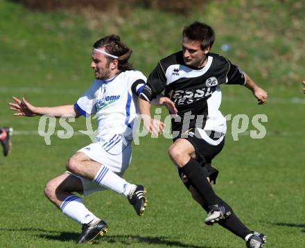 Fussball Kaerntner Liga. Maria Saal gegen Spittal/Drau. Roland Krenn (Maria Saal), Manuel Plattner (Spittal). Maria Saal, am 9.4.2011.
Foto: Kuess
---
pressefotos, pressefotografie, kuess, qs, qspictures, sport, bild, bilder, bilddatenbank