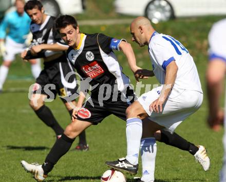 Fussball Kaerntner Liga. Maria Saal gegen Spittal/Drau. Senad Tiganj (Maria Saal), Hannes Truskaller (Spittal). Maria Saal, am 9.4.2011.
Foto: Kuess
---
pressefotos, pressefotografie, kuess, qs, qspictures, sport, bild, bilder, bilddatenbank