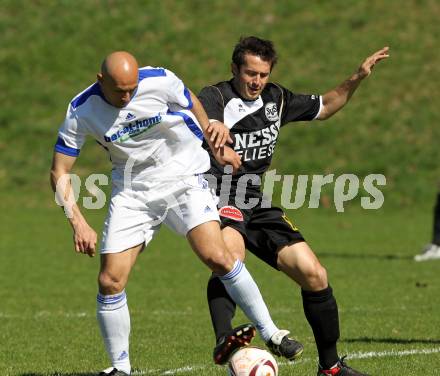 Fussball Kaerntner Liga. Maria Saal gegen Spittal/Drau. Senad Tiganj (Maria Saal), Juergen Pichoerner (Spittal). Maria Saal, am 9.4.2011.
Foto: Kuess
---
pressefotos, pressefotografie, kuess, qs, qspictures, sport, bild, bilder, bilddatenbank