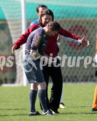 Fussball Kaerntner Liga. Welzenegg gegen St. Veit. Trainer Martin Kaiser (St. Veit), Schiedsrichter Karl Krenn. Welzenegg, am 10.4.2011.
Foto: Kuess
---
pressefotos, pressefotografie, kuess, qs, qspictures, sport, bild, bilder, bilddatenbank