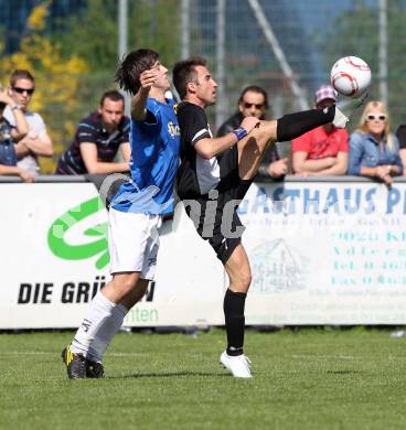 Fussball Kaerntner Liga. Welzenegg gegen St. Veit. Ervin Kalender (Welzenegg), Christian Groinig (St. Veit). Welzenegg, am 10.4.2011.
Foto: Kuess
---
pressefotos, pressefotografie, kuess, qs, qspictures, sport, bild, bilder, bilddatenbank