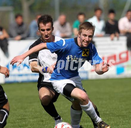 Fussball Kaerntner Liga. Welzenegg gegen St. Veit. Ervin Kalender (Welzenegg), Roman Adunka (St. Veit). Welzenegg, am 10.4.2011.
Foto: Kuess
---
pressefotos, pressefotografie, kuess, qs, qspictures, sport, bild, bilder, bilddatenbank