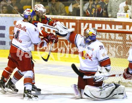 EBEL. Eishockey Bundesliga. KAC gegen Red Bull Salzburg. Paul Schellander, (KAC), Daniel Mitterdorfer, Reinhard Divis (Salzburg). Klagenfurt, am 10.4.2011.
Foto: Kuess 

---
pressefotos, pressefotografie, kuess, qs, qspictures, sport, bild, bilder, bilddatenbank