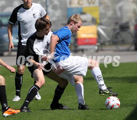 Fussball Kaerntner Liga. Welzenegg gegen St. Veit. Mario Hutter(Welzenegg), Raphael Groinig (St. Veit). Welzenegg, am 10.4.2011.
Foto: Kuess
---
pressefotos, pressefotografie, kuess, qs, qspictures, sport, bild, bilder, bilddatenbank