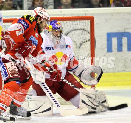 EBEL. Eishockey Bundesliga. KAC gegen Red Bull Salzburg. Tyler Spurgeon, (KAC), Reinhard Divis (Salzburg). Klagenfurt, am 10.4.2011.
Foto: Kuess 

---
pressefotos, pressefotografie, kuess, qs, qspictures, sport, bild, bilder, bilddatenbank