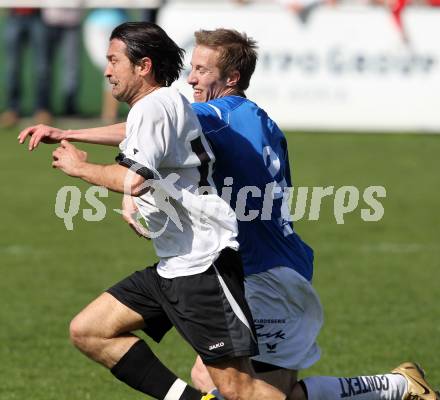 Fussball Kaerntner Liga. Welzenegg gegen St. Veit. Almedin Hota(Welzenegg), Roman Adunka (St. Veit). Welzenegg, am 10.4.2011.
Foto: Kuess
---
pressefotos, pressefotografie, kuess, qs, qspictures, sport, bild, bilder, bilddatenbank