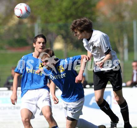 Fussball Kaerntner Liga. Welzenegg gegen St. Veit. Mario Hutter(Welzenegg), Roman Adunka (St. Veit). Welzenegg, am 10.4.2011.
Foto: Kuess
---
pressefotos, pressefotografie, kuess, qs, qspictures, sport, bild, bilder, bilddatenbank