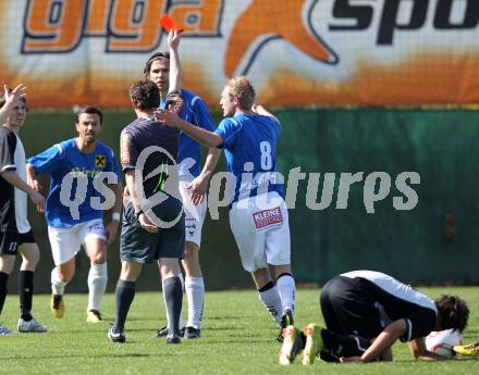 Fussball Kaerntner Liga. Welzenegg gegen St. Veit.  Rote Karte fuer Guenther Dietmar Scheucher (St. Veit), Schiedsrichter Karl Krenn. Welzenegg, am 10.4.2011.
Foto: Kuess
---
pressefotos, pressefotografie, kuess, qs, qspictures, sport, bild, bilder, bilddatenbank