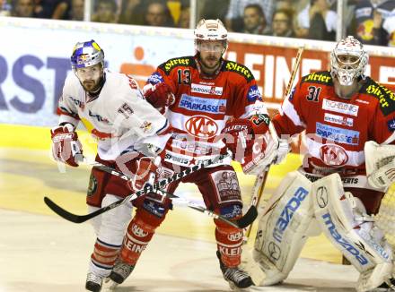 EBEL. Eishockey Bundesliga. KAC gegen Red Bull Salzburg. Johannes Kirisits, Andy Chiodo, (KAC),  Manuel Latusa (Salzburg). Klagenfurt, am 10.4.2011.
Foto: Kuess 

---
pressefotos, pressefotografie, kuess, qs, qspictures, sport, bild, bilder, bilddatenbank