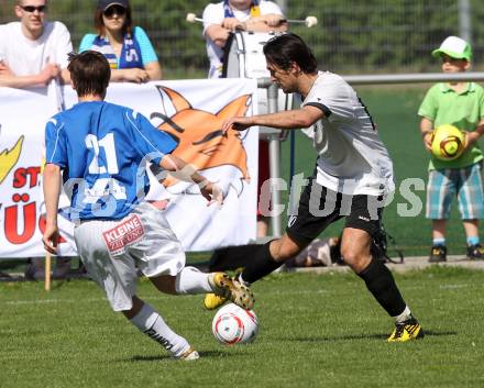 Fussball Kaerntner Liga. Welzenegg gegen St. Veit. Almedin Hota(Welzenegg), Patrick Rupprecht (St. Veit). Welzenegg, am 10.4.2011.
Foto: Kuess
---
pressefotos, pressefotografie, kuess, qs, qspictures, sport, bild, bilder, bilddatenbank