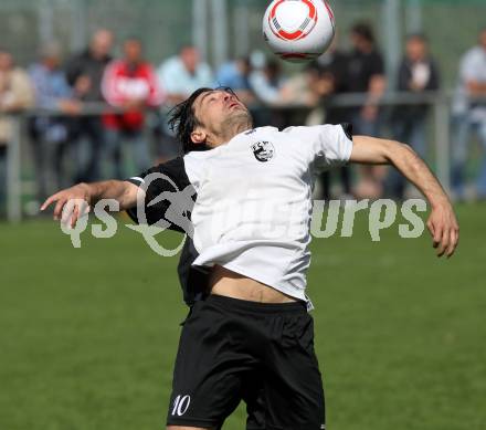 Fussball Kaerntner Liga. Welzenegg gegen St. Veit. Almedin Hota(Welzenegg). Welzenegg, am 10.4.2011.
Foto: Kuess
---
pressefotos, pressefotografie, kuess, qs, qspictures, sport, bild, bilder, bilddatenbank