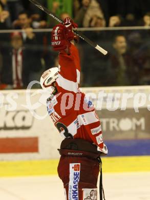 EBEL. Eishockey Bundesliga. KAC gegen Red Bull Salzburg. Jubel Mike Siklenka (KAC). Klagenfurt, am 10.4.2011.
Foto: Kuess 

---
pressefotos, pressefotografie, kuess, qs, qspictures, sport, bild, bilder, bilddatenbank