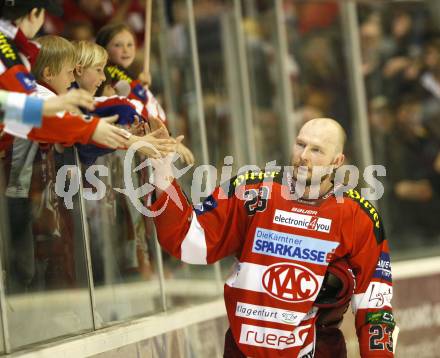 EBEL. Eishockey Bundesliga. KAC gegen Red Bull Salzburg. Jubel Mike Siklenka (KAC). Klagenfurt, am 10.4.2011.
Foto: Kuess 

---
pressefotos, pressefotografie, kuess, qs, qspictures, sport, bild, bilder, bilddatenbank