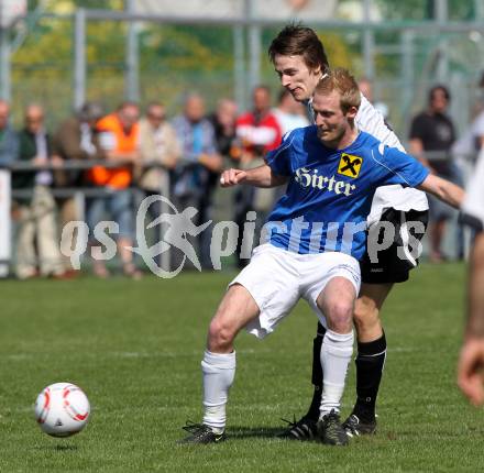 Fussball Kaerntner Liga. Welzenegg gegen St. Veit. Mario Hutter(Welzenegg), Raphael Groinig (St. Veit). Welzenegg, am 10.4.2011.
Foto: Kuess
---
pressefotos, pressefotografie, kuess, qs, qspictures, sport, bild, bilder, bilddatenbank