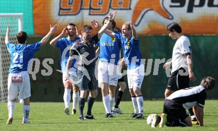 Fussball Kaerntner Liga. Welzenegg gegen St. Veit. Schiedsrichter Karl Krenn inmitten der Geschehnisse. Welzenegg, am 10.4.2011.
Foto: Kuess
---
pressefotos, pressefotografie, kuess, qs, qspictures, sport, bild, bilder, bilddatenbank