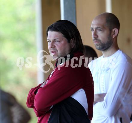 Fussball Kaerntner Liga. Welzenegg gegen St. Veit. Trainer Martin Kaiser (St. Veit) wurde auf die Tribuene verbannt. Welzenegg, am 10.4.2011.
Foto: Kuess
---
pressefotos, pressefotografie, kuess, qs, qspictures, sport, bild, bilder, bilddatenbank