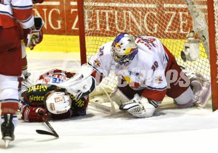 EBEL. Eishockey Bundesliga. KAC gegen Red Bull Salzburg. Gregor Hager,  (KAC), Reinhard Divis (Salzburg). Klagenfurt, am 10.4.2011.
Foto: Kuess 

---
pressefotos, pressefotografie, kuess, qs, qspictures, sport, bild, bilder, bilddatenbank