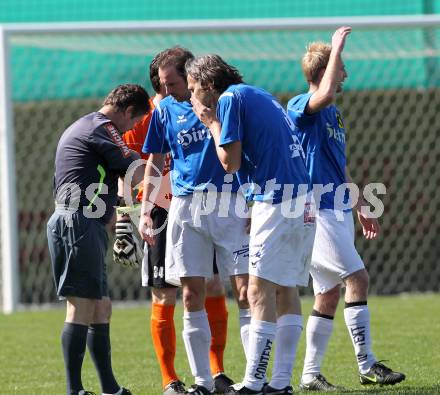 Fussball Kaerntner Liga. Welzenegg gegen St. Veit. Schiedsrichter Karl Krenn Guenther Dietmar Scheucher, Raphael Groinig (St. Veit). Welzenegg, am 10.4.2011.
Foto: Kuess
---
pressefotos, pressefotografie, kuess, qs, qspictures, sport, bild, bilder, bilddatenbank