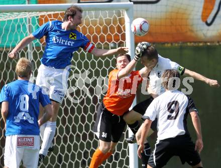 Fussball Kaerntner Liga. Welzenegg gegen St. Veit. Christoph Wrulich(Welzenegg), Roman Tengg, Manuel Pirmann (St. Veit). Welzenegg, am 10.4.2011.
Foto: Kuess
---
pressefotos, pressefotografie, kuess, qs, qspictures, sport, bild, bilder, bilddatenbank