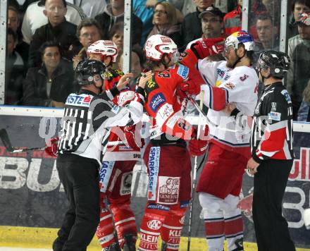 EBEL. Eishockey Bundesliga. Red Bull Salzburg gegen KAC. Thomas Raffl (Salzburg),  Thomas Hundertpfund, (KAC). Salzburg, am 12.4.2011.
Foto: Kuess 

---
pressefotos, pressefotografie, kuess, qs, qspictures, sport, bild, bilder, bilddatenbank