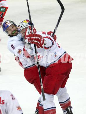 EBEL. Eishockey Bundesliga. Red Bull Salzburg gegen KAC. Torjubel Thomas Koch, Manuel Latusa (Salzburg). Salzburg, am 12.4.2011.
Foto: Kuess 

---
pressefotos, pressefotografie, kuess, qs, qspictures, sport, bild, bilder, bilddatenbank