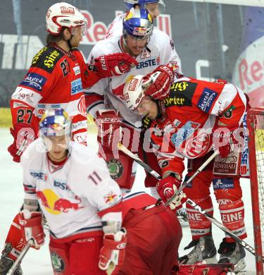 EBEL. Eishockey Bundesliga. Red Bull Salzburg gegen KAC.  Matthias Trattnig (Salzburg), Thomas Hundertpfund, Kirk Furey, (KAC). Salzburg, am 12.4.2011.
Foto: Kuess 

---
pressefotos, pressefotografie, kuess, qs, qspictures, sport, bild, bilder, bilddatenbank