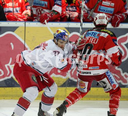 EBEL. Eishockey Bundesliga. Red Bull Salzburg gegen KAC. Florian Muehlstein(Salzburg), Tyler Scofield,  (KAC). Salzburg, am 12.4.2011.
Foto: Kuess 

---
pressefotos, pressefotografie, kuess, qs, qspictures, sport, bild, bilder, bilddatenbank