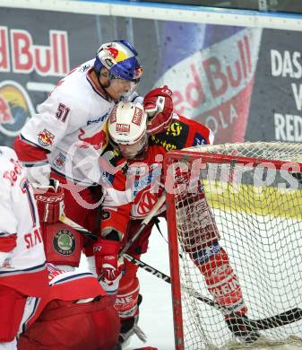 EBEL. Eishockey Bundesliga. Red Bull Salzburg gegen KAC. Matthias Trattnig (Salzburg), Kirk Furey,  (KAC). Salzburg, am 12.4.2011.
Foto: Kuess 

---
pressefotos, pressefotografie, kuess, qs, qspictures, sport, bild, bilder, bilddatenbank