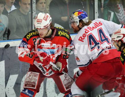 EBEL. Eishockey Bundesliga. Red Bull Salzburg gegen KAC. Douglas Lynch (Salzburg),  Thomas HUndertpfund, (KAC). Salzburg, am 12.4.2011.
Foto: Kuess 

---
pressefotos, pressefotografie, kuess, qs, qspictures, sport, bild, bilder, bilddatenbank