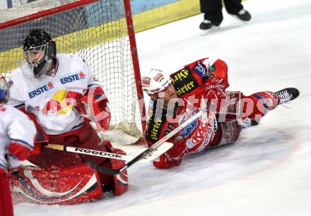 EBEL. Eishockey Bundesliga. Red Bull Salzburg gegen KAC. Thomas Hoeneckl (Salzburg), Mike Craig,  (KAC). Salzburg, am 12.4.2011.
Foto: Kuess 

---
pressefotos, pressefotografie, kuess, qs, qspictures, sport, bild, bilder, bilddatenbank