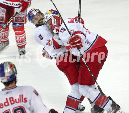 EBEL. Eishockey Bundesliga. Red Bull Salzburg gegen KAC. Torjubel Thomas Koch, Manuel Latusa (Salzburg). Salzburg, am 12.4.2011.
Foto: Kuess 

---
pressefotos, pressefotografie, kuess, qs, qspictures, sport, bild, bilder, bilddatenbank