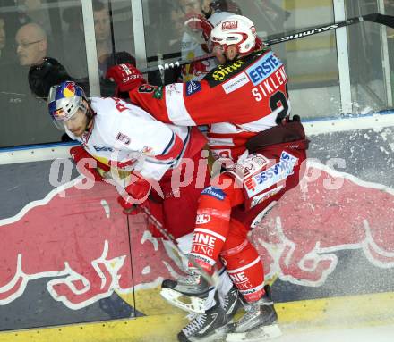 EBEL. Eishockey Bundesliga. Red Bull Salzburg gegen KAC. Thomas Raffl (Salzburg), Mike Siklenka,  (KAC). Salzburg, am 12.4.2011.
Foto: Kuess 

---
pressefotos, pressefotografie, kuess, qs, qspictures, sport, bild, bilder, bilddatenbank