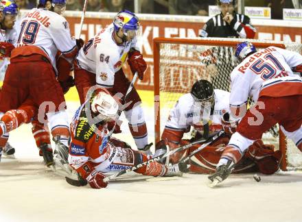 EBEL. Eishockey Bundesliga. KAC gegen Red Bull Salzburg. Tyler Spurgeon,  (KAC), Andre Lakos, Thomas Hoeneckl, Matthias Trattnig (Salzburg). Klagenfurt, am 14.4.2011.
Foto: Kuess 

---
pressefotos, pressefotografie, kuess, qs, qspictures, sport, bild, bilder, bilddatenbank