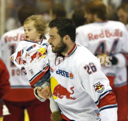 EBEL. Eishockey Bundesliga. KAC gegen Red Bull Salzburg.  Brent Aubin mit Nachwuchs (Salzburg). Klagenfurt, am 14.4.2011.
Foto: Kuess 

---
pressefotos, pressefotografie, kuess, qs, qspictures, sport, bild, bilder, bilddatenbank