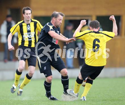 Fussball Kaerntner Liga. Griffen gegen Bleiburg. Predrag Knezevic (Griffen), Daniel Wriessnig (Bleiburg). Griffen, am 16.4.2011.
Foto: Kuess
---
pressefotos, pressefotografie, kuess, qs, qspictures, sport, bild, bilder, bilddatenbank